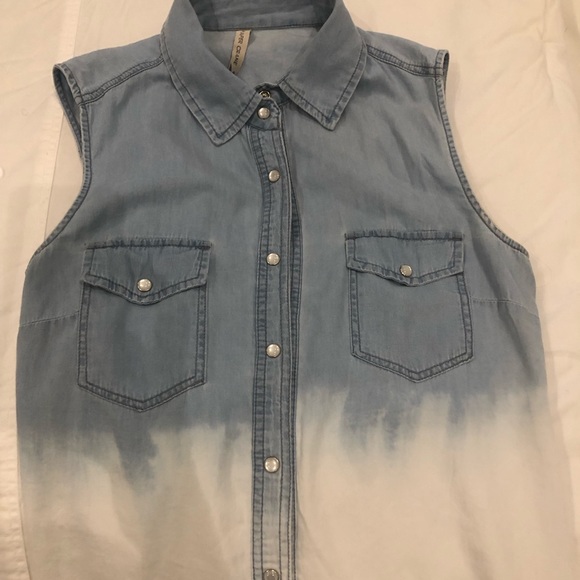 Ombré Denim Button Down Sleeveless Top - Picture 2 of 2